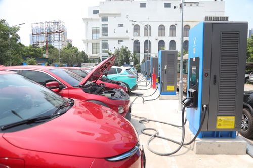 Hà Nội yêu cầu địa phương rà soát quỹ đất lắp đặt trạm sạc phục vụ chuyển đổi xe điện