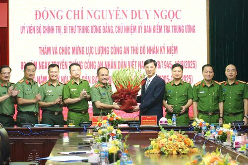 Đồng chí Nguyễn Duy Ngọc - Chủ nhiệm Ủy ban Kiểm tra Trung ương đến thăm, chúc mừng Công an Hà Nội