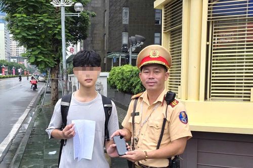 Nhận lại chiếc điện thoại bị mất, nam sinh Hà Nội viết thư cảm ơn CSGT
