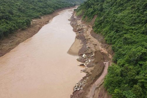 Vượt hiểm nguy gùi hàng về bản