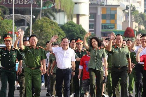Khánh Hòa: Hơn 11.000 người dân tham gia hành trình đi bộ 'Cùng Việt Nam tiến bước'