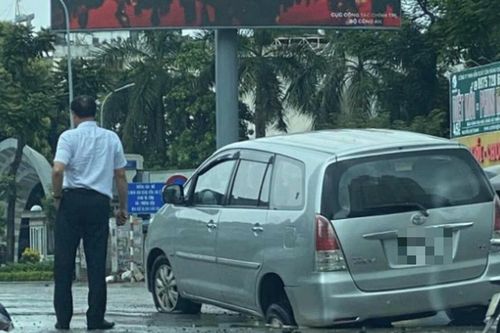 Xe ô tô sụt 'hố tử thần' ở Hà Nội