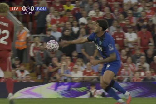 VAR gây tranh cãi ở trận khai màn Premier League