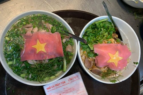 Bát phở gà 'yêu nước' hút khách ở Hà Nội