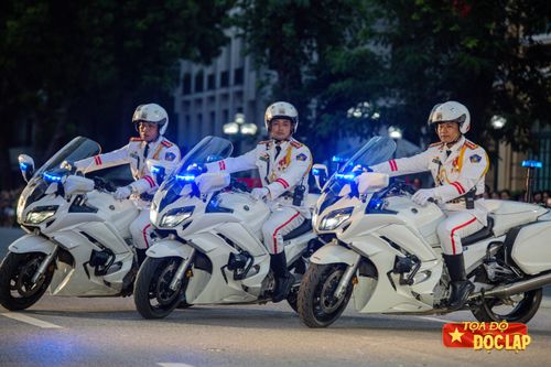 Công an biểu diễn kỹ thuật lái môtô tại hồ Gươm