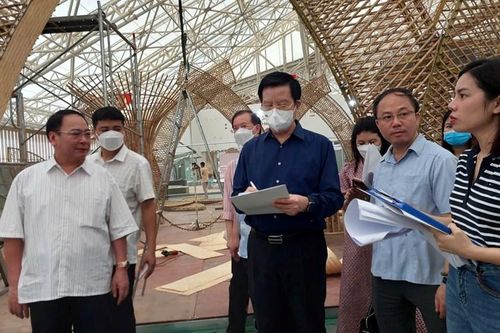 Phó Thủ tướng kiểm tra tiến độ thi công tại Triển lãm Thành tựu đất nước
