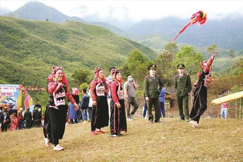 Chung sức xây dựng nông thôn mới ở xã biên giới Sín Thầu