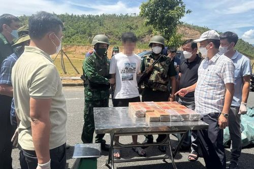Lực lượng biên phòng bắt giữ 2 đối tượng vận chuyển gần 300 kg ma túy