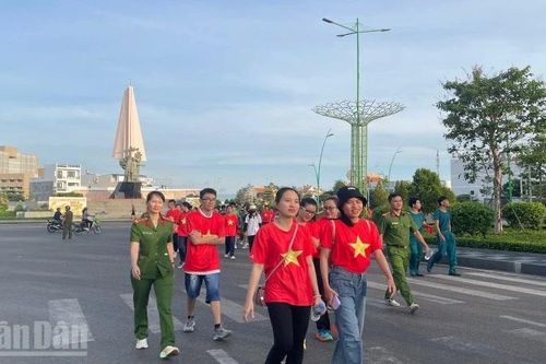 Khu vực ven biển tỉnh Lâm Đồng hưởng ứng đi bộ 'Cùng Việt Nam tiến bước'
