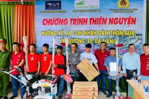 Trao tặng nhiều phần quà ý nghĩa cho người dân thôn Aur, Đà Nẵng