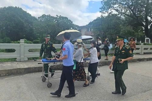 Trạm Biên phòng Cửa khẩu quốc tế Móng Cái kịp thời cấp cứu 1 công dân Trung Quốc