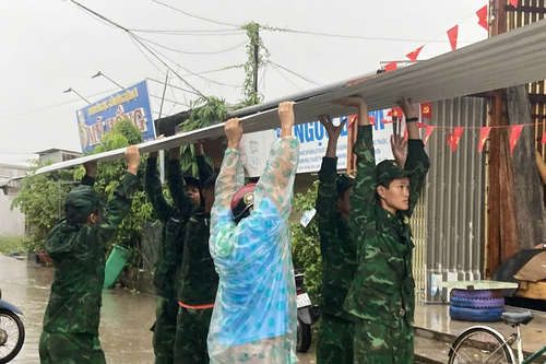 Cà Mau: Đồn Biên phòng Đất Mũi giúp nhân dân khắc phục hậu quả thiên tai