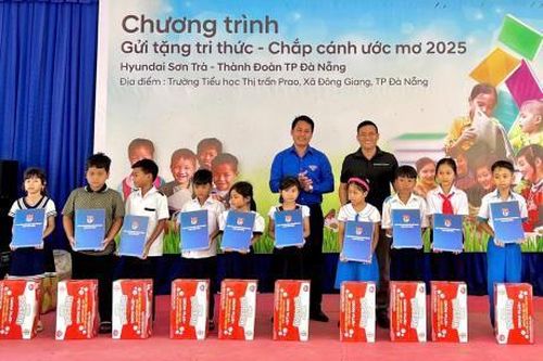 Lan tỏa yêu thương qua chương trình 'Gửi tặng tri thức – Chắp cánh ước mơ'