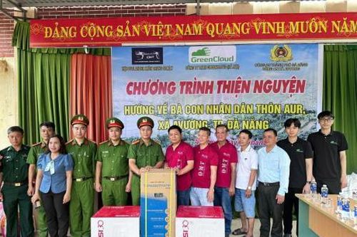 Những món quà ý nghĩa đến với bà con Cơ Tu
