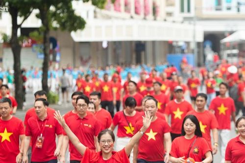 Biển người cờ đỏ sao vàng nhuộm đỏ phố đi bộ Hồ Gươm, hòa nhịp cùng hàng tỷ bước chân trên cả nước