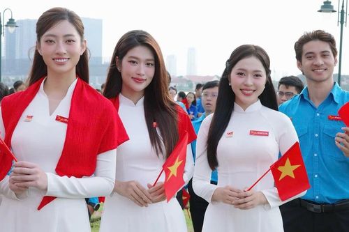 Vừa đón tuổi mới bên mẹ, Hoa hậu Lương Thùy Linh cùng các 'nàng Hậu' tự hào dự lễ chào cờ 'Tôi yêu Tổ quốc tôi'