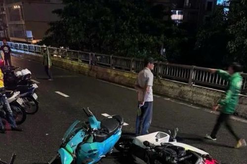 Xe máy chạy ngược chiều, gây tai nạn trên cầu vượt Ngã Tư Ga