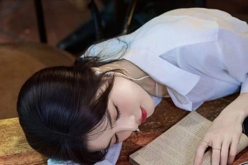 Lilly Luta gây 'thương nhớ' với vẻ đẹp thanh thuần trong áo sơ mi trắng