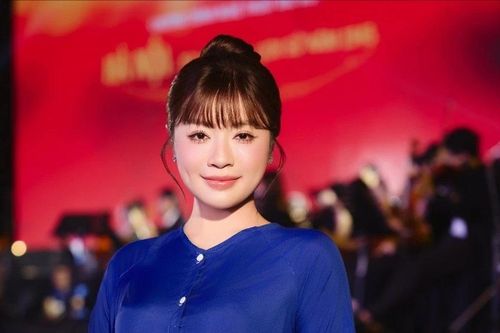 Sao mai Thu Hằng hãnh diện hát Quốc ca ở Quảng trường Cách mạng tháng Tám