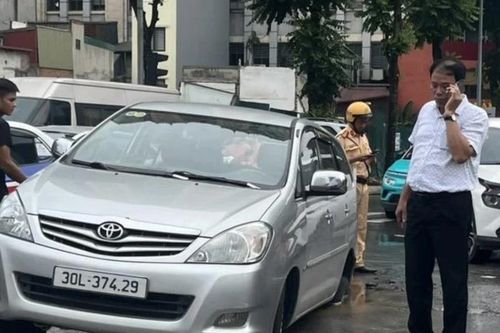 Xe ô tô 7 chỗ bất ngờ sụt xuống 'hố tử thần' trên phố Hà Nội