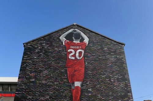 Liverpool tri ân tiền vệ xấu số Jota ở trận mở màn Ngoại hạng Anh