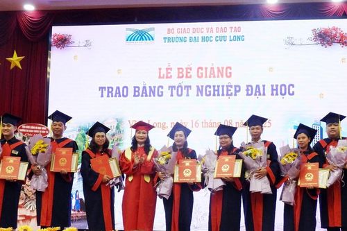 Trường ĐH Cửu Long trao bằng tốt nghiệp cho gần 600 tân cử nhân, kỹ sư hệ từ xa