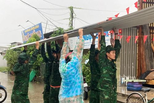 Đồn Biên phòng Đất Mũi kịp thời hỗ trợ người dân khắc phục hậu quả thiên tai