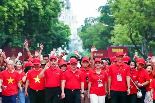 Hàng trăm nghìn người hòa nhịp 'Cùng Việt Nam tiến bước'