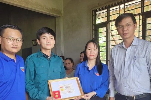 Truy tặng, trao tặng huy hiệu Tuổi trẻ dũng cảm cho 2 đoàn viên cứu người đuối nước