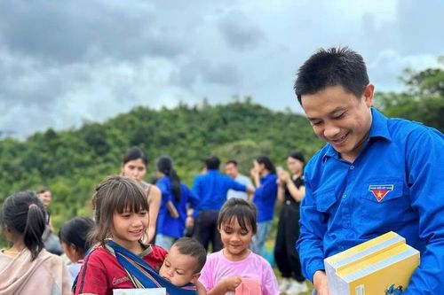 Vượt trăm km đường núi, mang niềm vui đến trẻ vùng cao trước thềm năm học mới