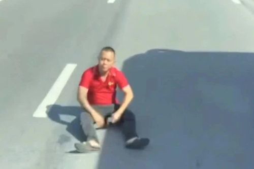 Hé lộ nguyên nhân, phụ xe ngồi bệt giữa đường chặn đầu ô tô ở Đà Nẵng