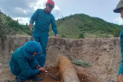 Đào đất đồi, người dân Đắk Lắk phát hiện quả bom nặng 230kg