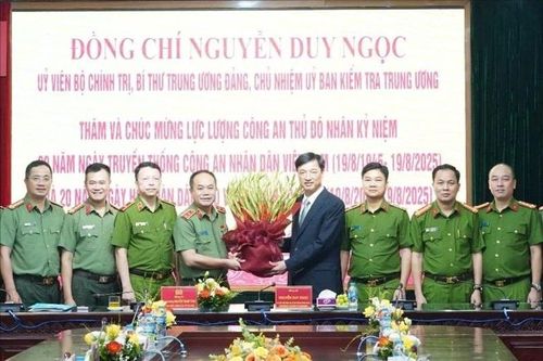 Chủ nhiệm Ủy ban Kiểm tra Trung ương Nguyễn Duy Ngọc thăm và chúc mừng Công an Thủ đô