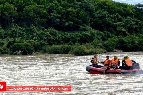 Lội qua sông để về nhà, một người đàn ông bị nước cuốn trôi