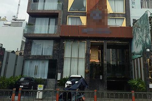 Người phụ nữ 41 tuổi bất ngờ rút dao cắt cổ bạn trai trẻ trong khách sạn