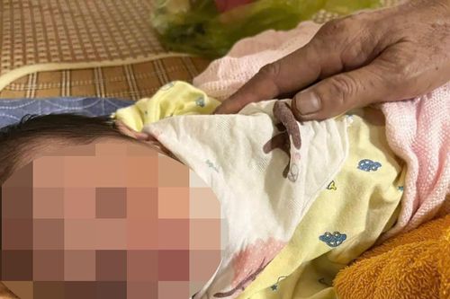 Bé gái sơ sinh bị bỏ rơi trong đêm, mẹ để lại thư: Chỉ muốn giao con cho nhà chùa