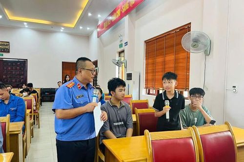 VKSND khu vực 4, tỉnh Quảng Ninh tuyên truyền pháp luật, tặng quà học sinh khó khăn tại Tiên Yên