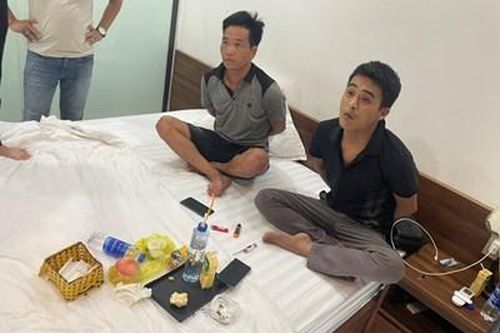Bắt quả tang hai 'con nghiện' cùng bộ đồ nghề chơi ma túy đá trong nhà nghỉ