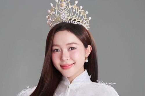 Kiều Duy hưởng ứng tinh thần 2/9 với áo dài trắng trên trang chủ Miss International