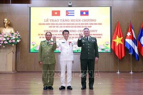 Những phần thưởng cao quý tô thắm mối quan hệ Việt Nam - Lào - Cuba