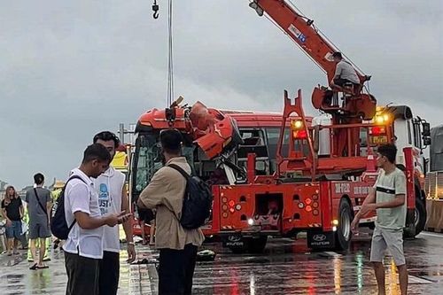 Xe khách tông đuôi container, tài xế mắc kẹt trong cabin