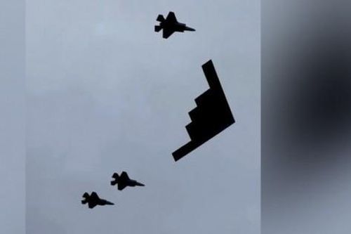 Video oanh tạc cơ B-2 bay qua khi ông Trump và ông Putin đi trên thảm đỏ ở Alaska