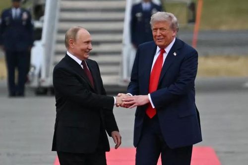 Khoảnh khắc cú bắt tay 'đấu trí' giữa ông Trump và ông Putin tại Alaska
