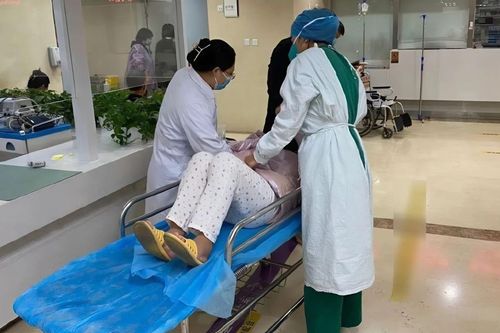 Ngâm nấm rồi xào với thịt, người phụ nữ nhập viện nguy kịch sau khi ăn