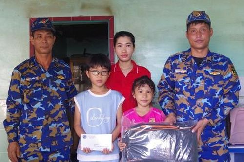 Trung đoàn 451: Nhiều hoạt động ý nghĩa cùng thầy cô giáo và con đỡ đầu đón năm học mới