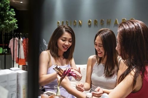 Thay vì tiết kiệm, giới trẻ Singapore 'vung tiền' cho hàng hiệu để giữ hình ảnh