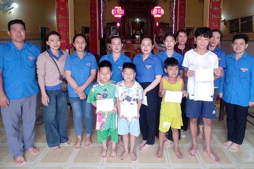Trao tiền hỗ trợ cho 5 học sinh bị ảnh hưởng bởi hỏa hoạn