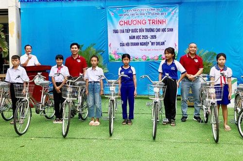 Trao quà 'Tiếp bước đến trường' tại Trường Trung học cơ sở Phú Hữu