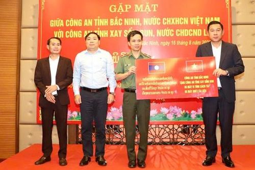 Công an tỉnh Bắc Ninh tặng trang thiết bị cho Công an tỉnh Xay Sổm Bun (Lào)