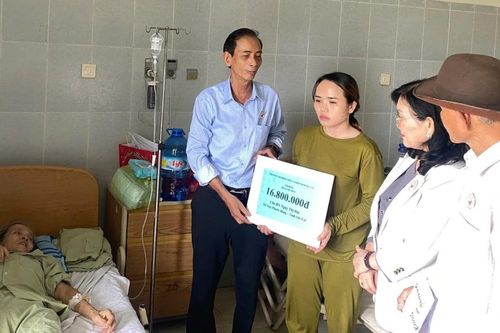 Hội Bảo trợ bệnh nhân nghèo tỉnh Gia Lai trao tiền hỗ trợ phẫu thuật cho bệnh nhân